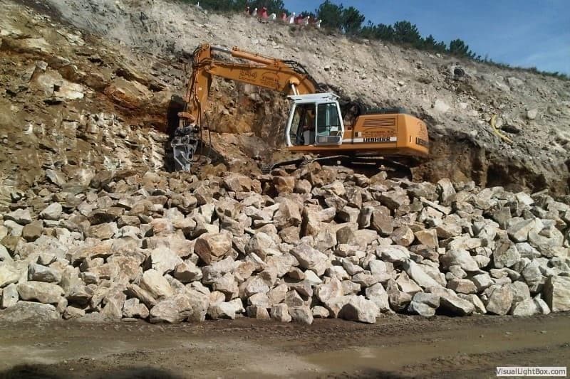 ¿Cuándo es necesario realizar un movimiento de tierra previo a la construcción?