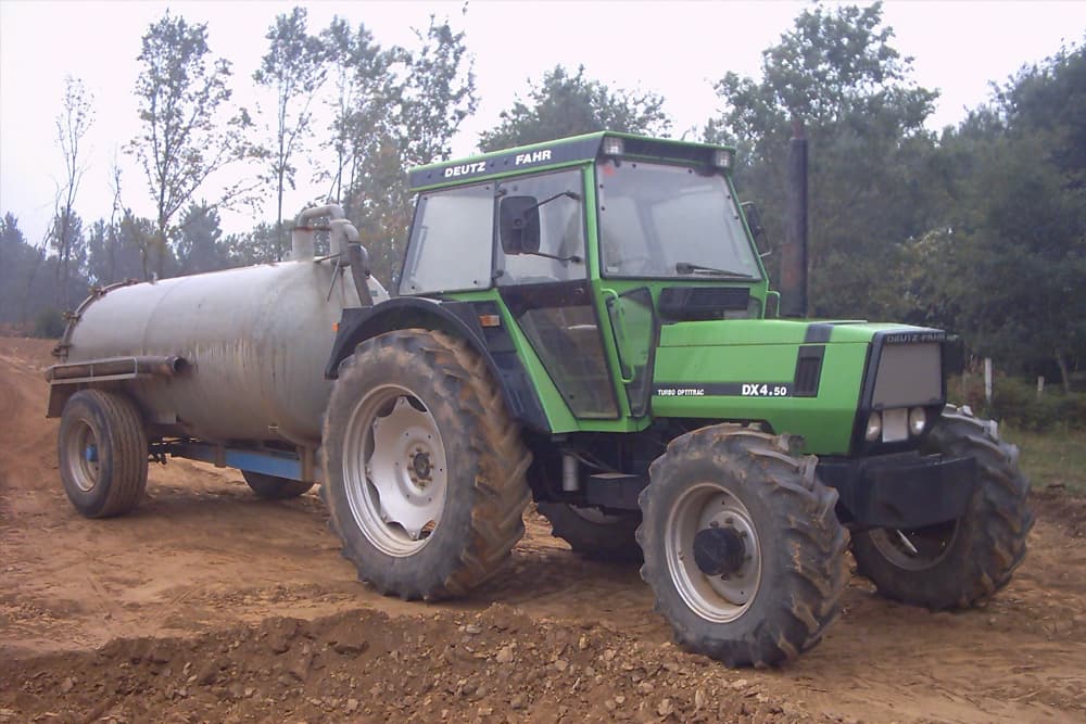 Tractor con cuba de riego