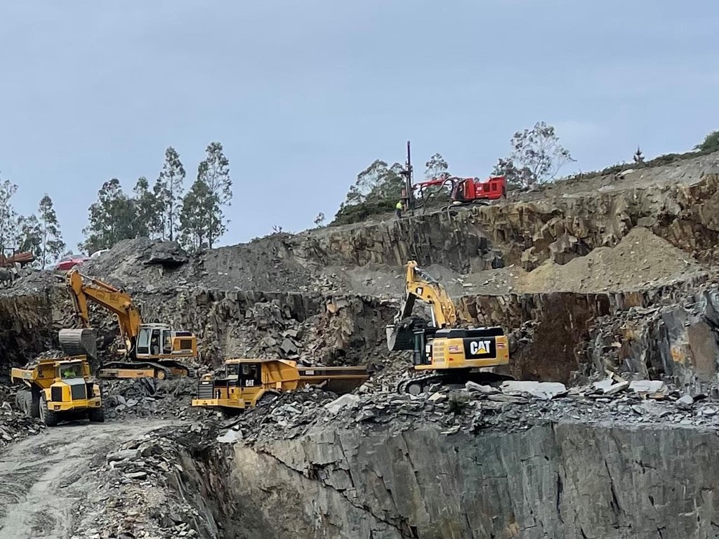 Proceso para realizar una excavación con voladuras