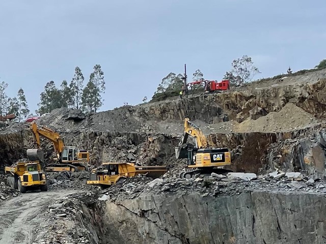 Proceso para realizar una excavación con voladuras